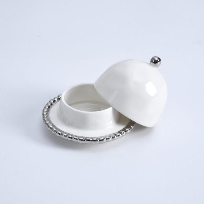 PORTA MANTEQUILLA REDONDA CON TAPA 3.75 × 3 - BLANCO/PLATA