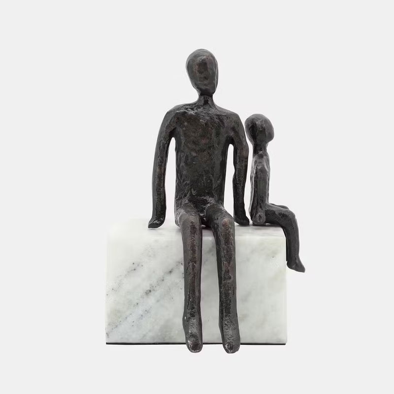 ESCULTURA DE PAPÁ E HIJO SENTADOS DE METAL 9"