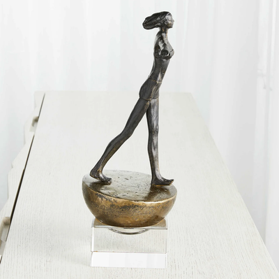 MUJER ENCONTRANDO EL EQUILIBRIO ESCULTURA